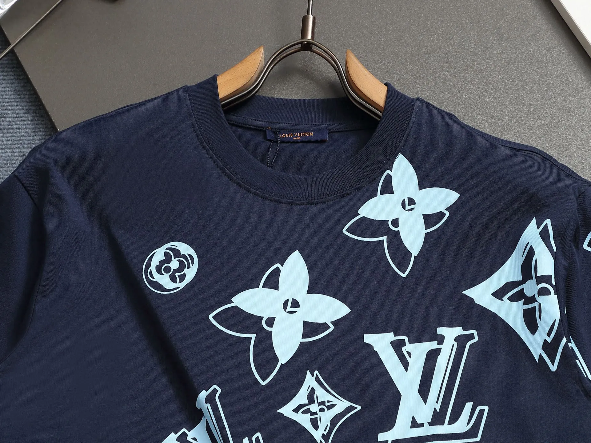 🅿️170 LOUIS VUITTON Louis Vuitton 23ss new color series with all-over printed pattern on the back, classic pullover round neck short sleeves. Customized 260 grams of vat-dyed fabric. Very comfortable to touch. Latest brick cabinet synchronization for spring and summer. Fashionable and personalized. Super versatile and good-looking. Very suitable for both men and women. Must-have style. Tag. Collar label. Washed wheat. Three labels complete. Color: Navy blue. White. Size: XS~L.